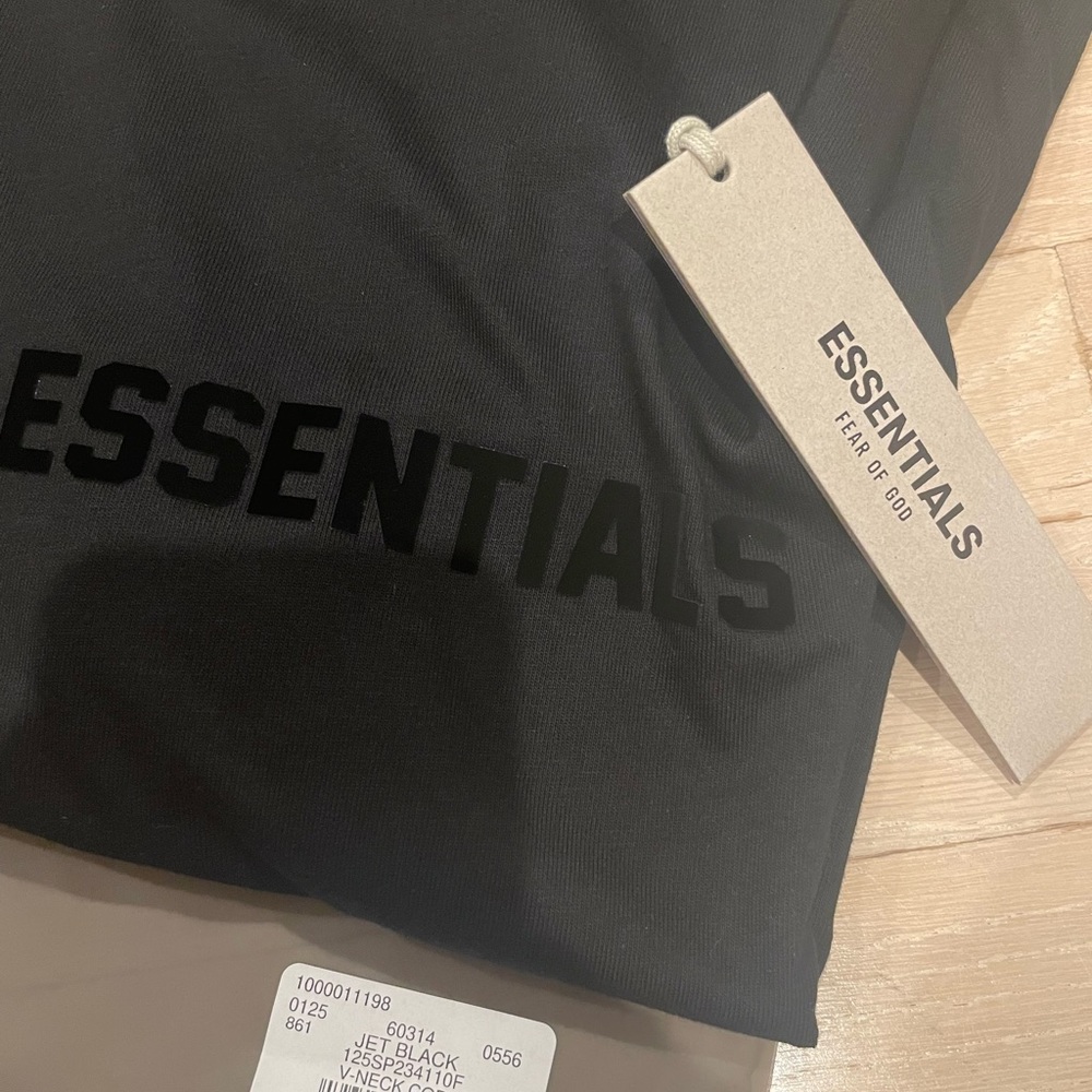 NWT Fear of God Essentials - Essential v-neck t-shirt (black, men’s XS)
